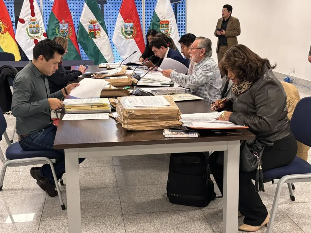 El trabajo de revisión en la comisión, este martes. Foto: Cámara de Senadores