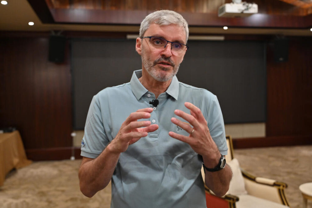 Bertrand Cordier, responsable científico del proyecto SVOM en la Comisión de Energía Atómica y Energías Alternativas de Francia (CEA), en una rueda de prensa el 21 de junio de 2024 en Xichang, China