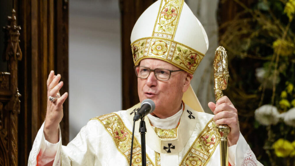 El cardenal Timothy Dolan, arzobispo de Nueva York, oficia una misa por el fallecido papa Francisco el 22 de abril de 2025 en la Catedral de San Patricio