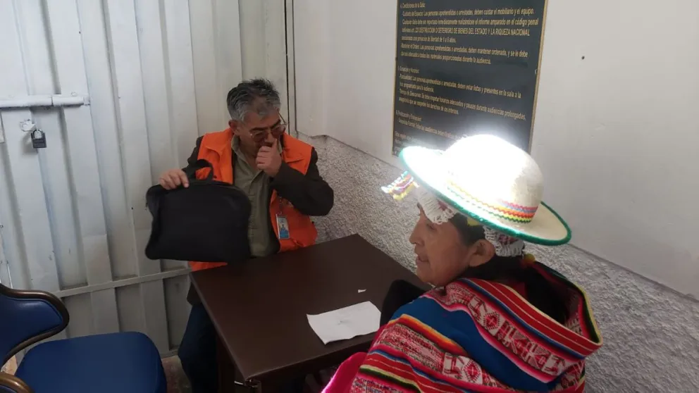 Lidia Patty se entrevista con un funcionario del MNP. FOTO: Defensoría del Pueblo