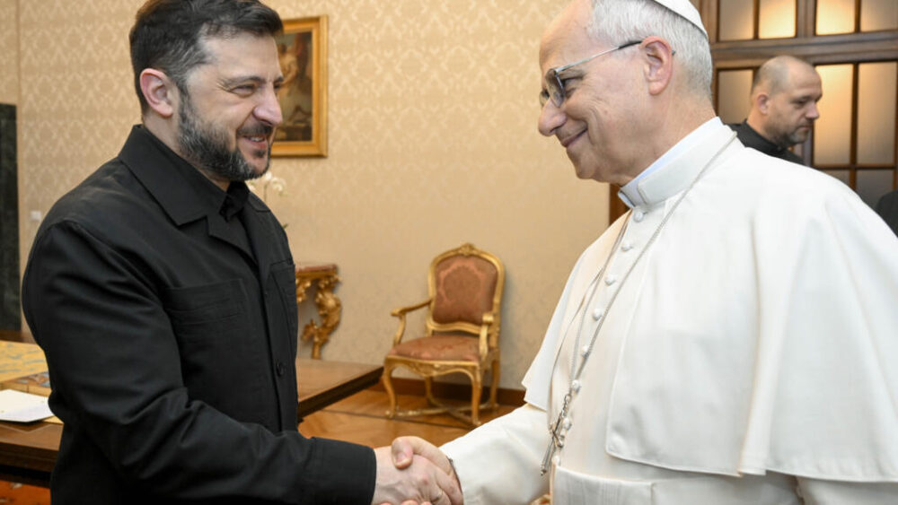 Esta foto distribuida el 9 de diciembre de 2025 por el Vaticano muestra al papa León XIV durante una reunión con el presidente de Ucrania, Volodimir Zelenski, en Castel Gandolfo