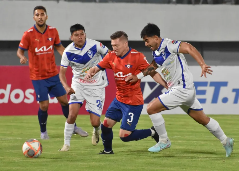 Chumacero intenta escapar a la marca de dos jugadores de GV San José. Foto: APG