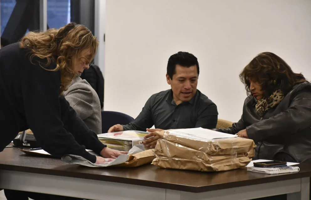 Funcionarios de la Comisión revisan las postulaciones. FOTO: APG