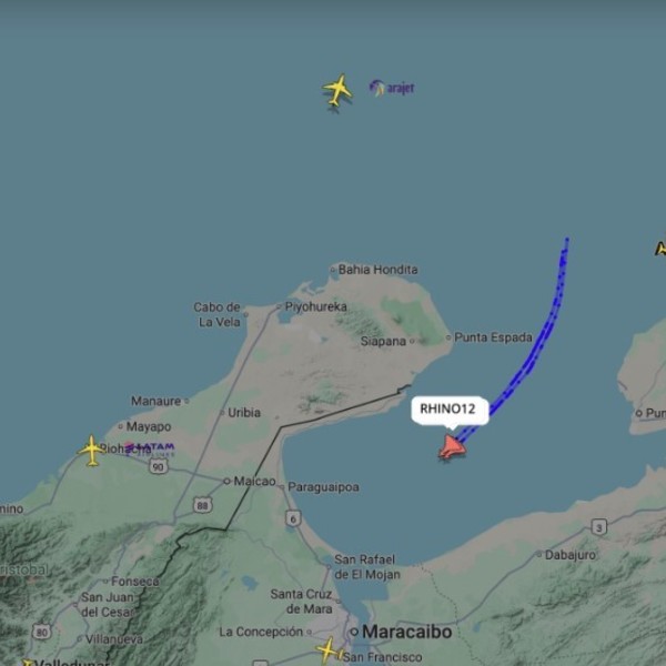 Sobrevuelo de dos aviones de la Marina de EE.UU. sobre el Golfo de Venezuela.