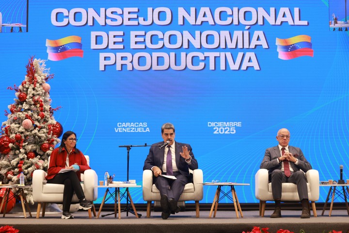 Nicolás Maduro habla durante el Consejo Nacional de Economía Productiva este martes, en Caracas. Foto: EFE