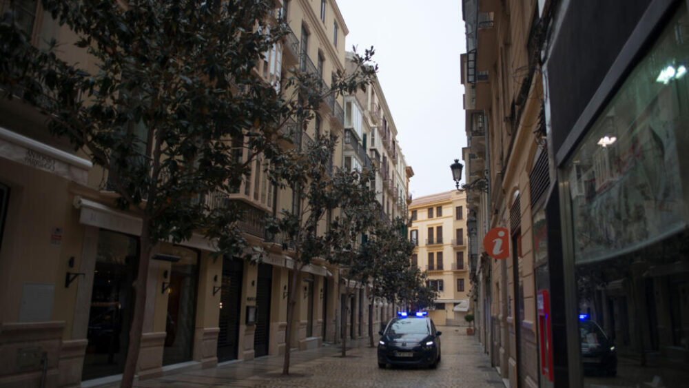 Un vehículo de la policía patrulla una calle del centro de la ciudad española de Málaga el 15 de marzo de 2020