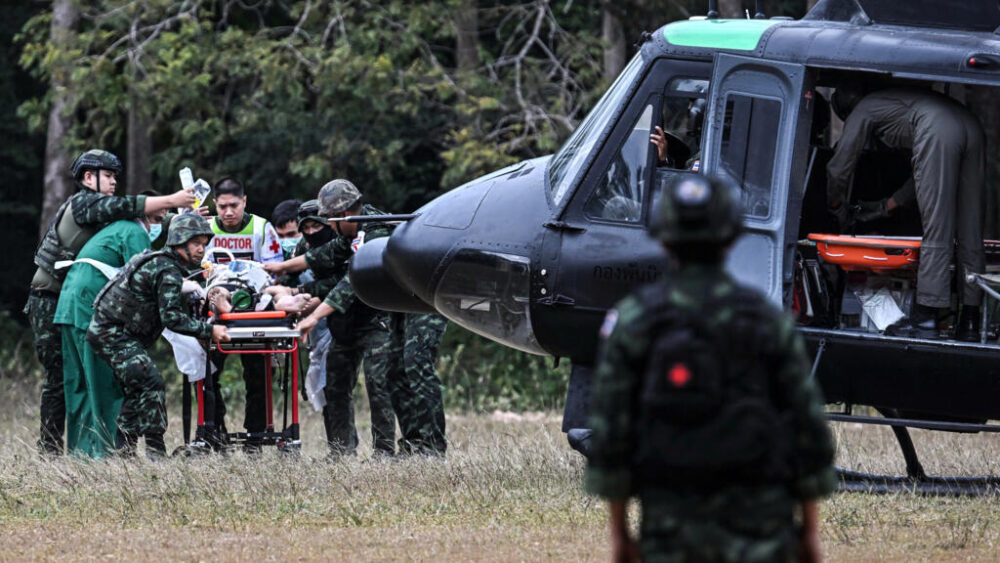 Una persona herida en los enfrentamientos fronterizos entre Tailandia y Camboya es introducida en un helicóptero militar el 10 de diciembre de 2025 en la provincia tailandesa de Surin