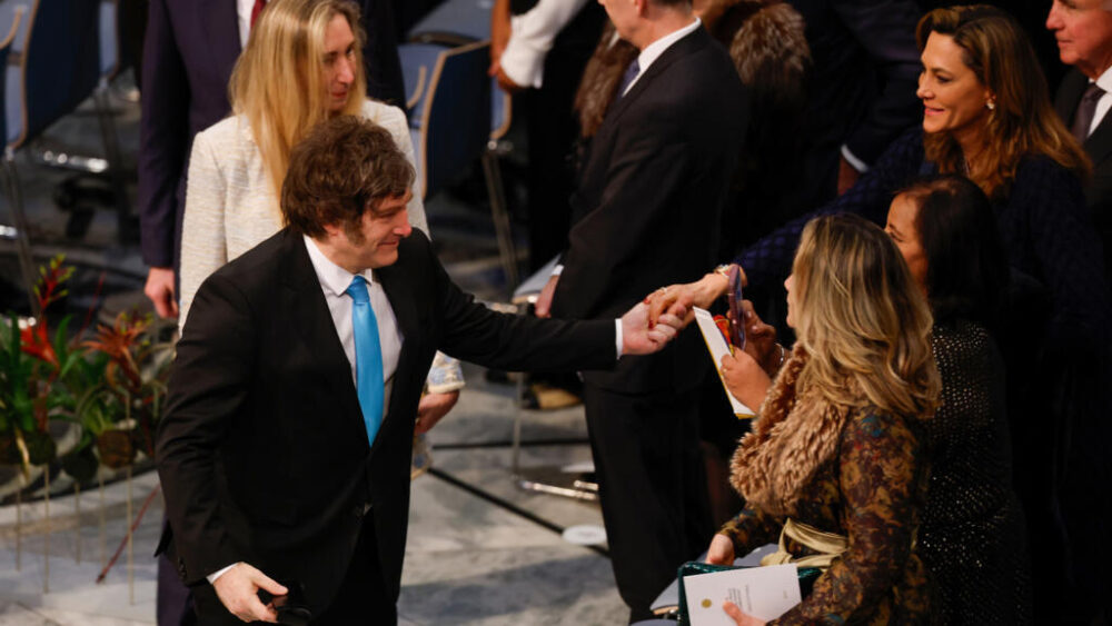 El presidente de Argentina, Javier Milei, y su hermana Karina Milei (izq.), secretaria general de la Presidencia, saludan a otros invitados a la entrega de los premios Nobel, en Oslo, el 10 de diciembre de 2025