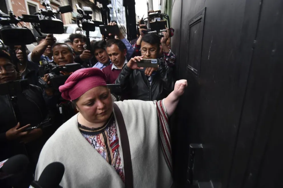 María Nela Prada toca la puerta de la FELCC en La Paz, buscando a Arce. FOTO: APG