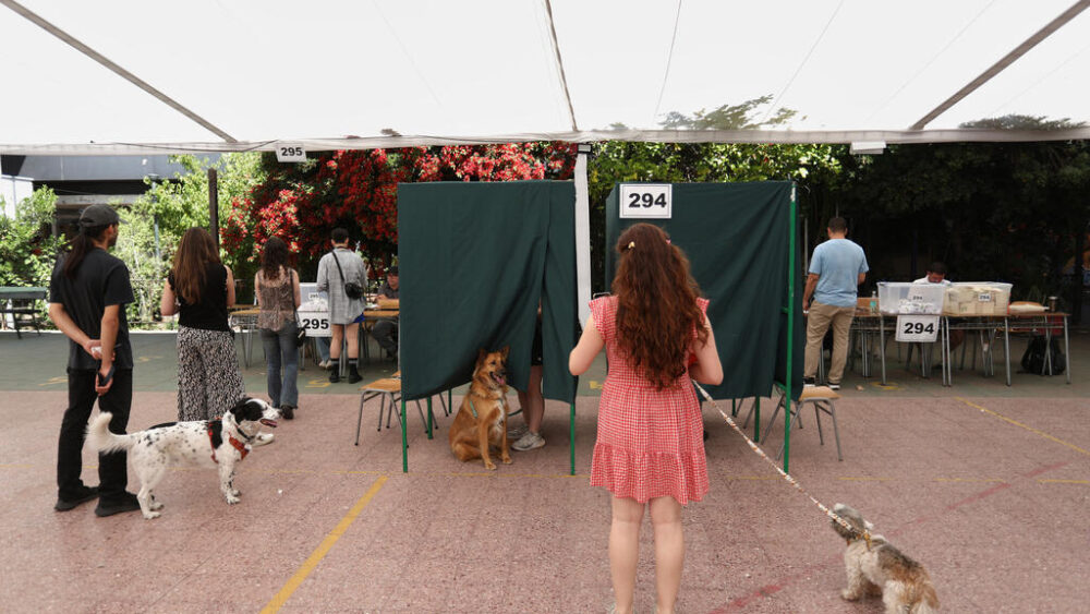 Una votante, el 16 de noviembre de 2015, en Santiago, Chile.