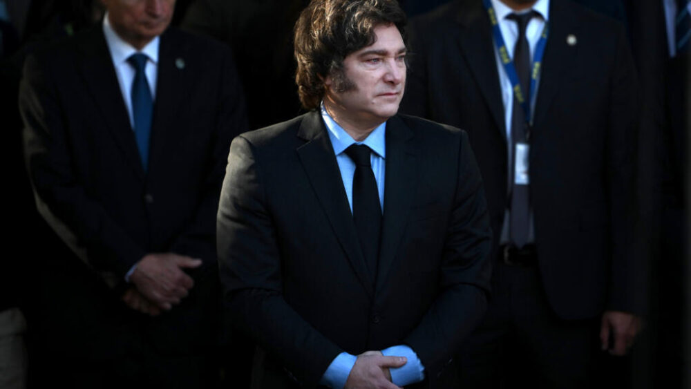 El presidente de Argentina, Javier Milei, asiste a una ceremonia para conmemorar el 43º aniversario de la guerra entre Argentina y el Reino Unido por las Islas Malvinas en Buenos Aires en abril de 2025