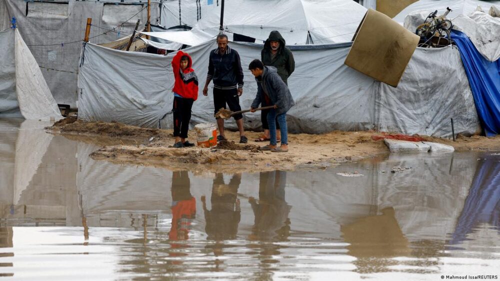 Palestinos en medio de inundaciones y tiendas de campaña destruidas por el agua en Gaza. Palestinos en medio de inundaciones y tiendas de campaña destruidas por el agua en Gaza.