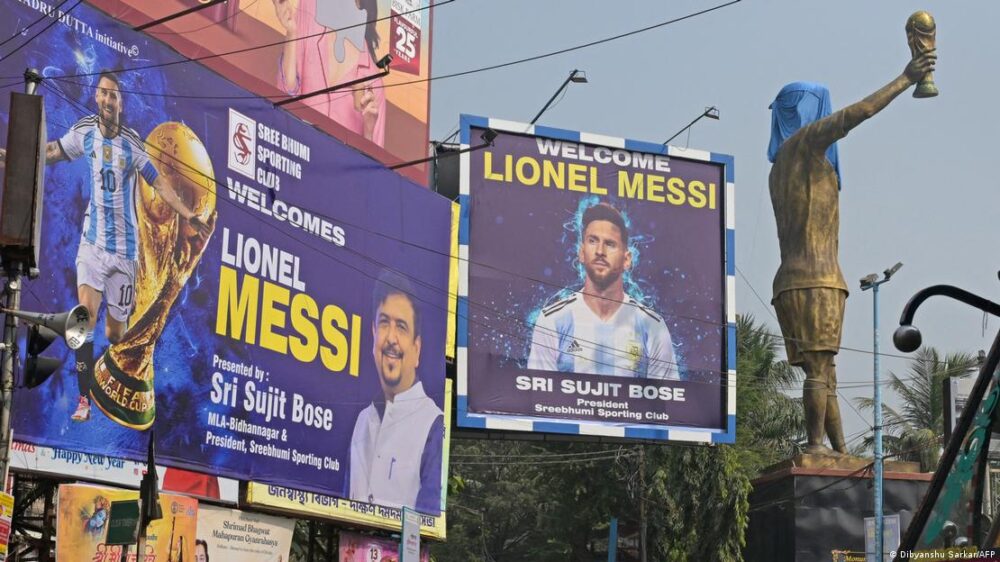 Estatua de más de 20 metros de altura de Lionel Messi en Calcuta, India. Estatua de más de 20 metros de altura de Lionel Messi en Calcuta, India.