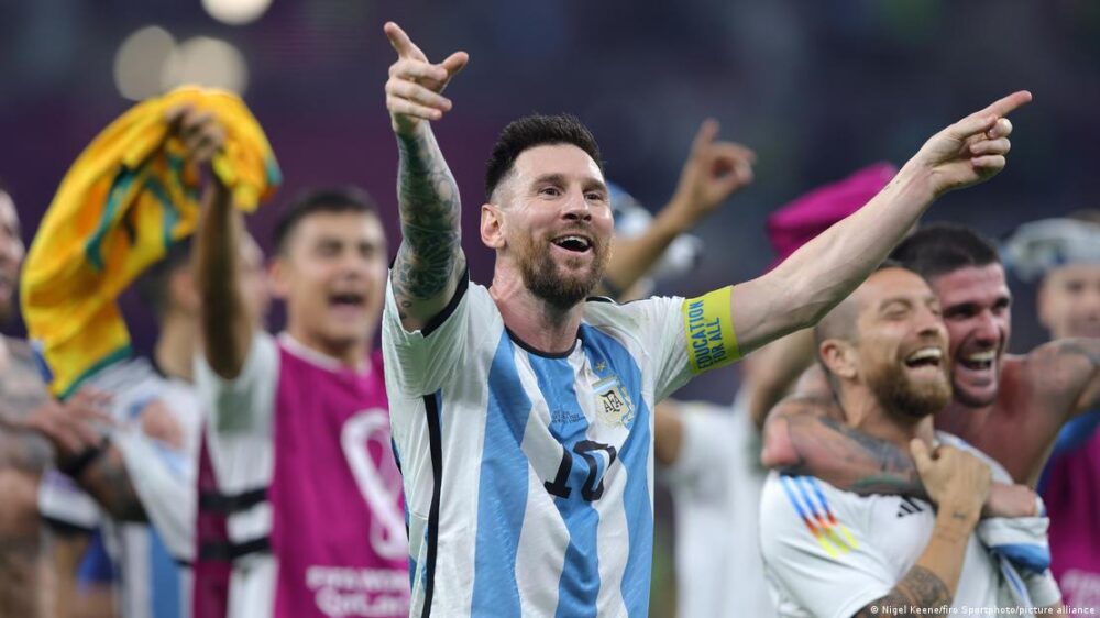 El futbolista y campeón del mundo argentino Lionel Messi celebra en cuartos de final contra Qatar. El futbolista y campeón del mundo argentino Lionel Messi celebra en cuartos de final contra Qatar.
