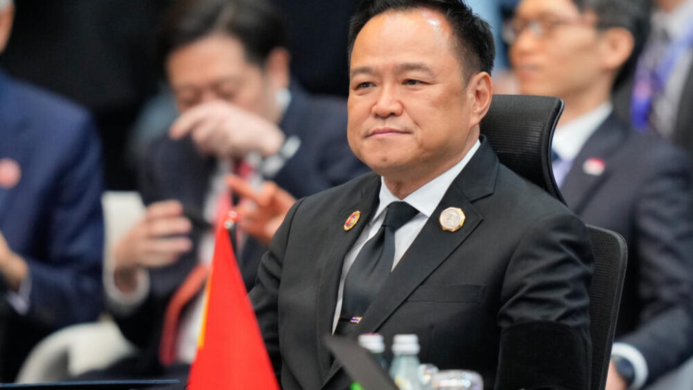 Foto de archivo. El primer ministro de Tailandia, Anutin Charnvirakul, escucha un discurso durante la 28.ª Cumbre ASEAN Plus Three en Kuala Lumpur, Malasia, el lunes 27 de octubre de 2025. (Foto AP/Vincent Thian, Pool)