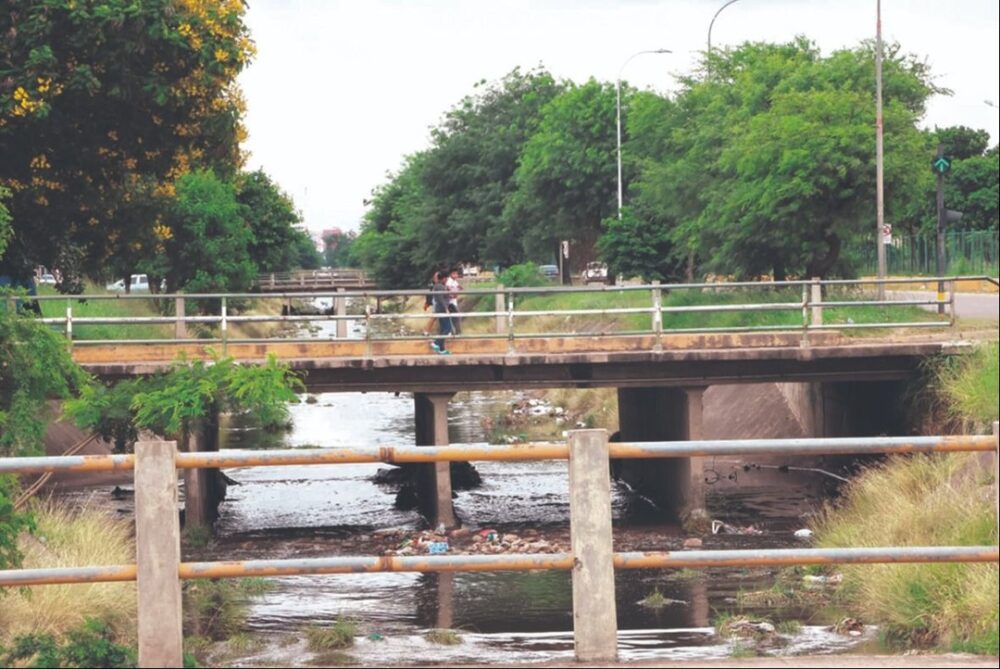 Descuido y falta de iluminación opacan el atractivo de los paseos