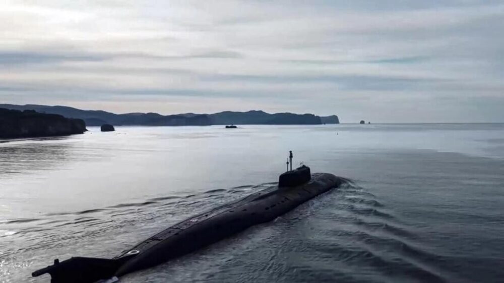 En esta foto tomada de un video publicado por el servicio de prensa del Ministerio de Defensa ruso el viernes 14 de abril de 2023, un submarino nuclear ruso parte para participar en ejercicios de la flota del Pacífico cerca de Vladivostok, Rusia. (Foto de ilustración)