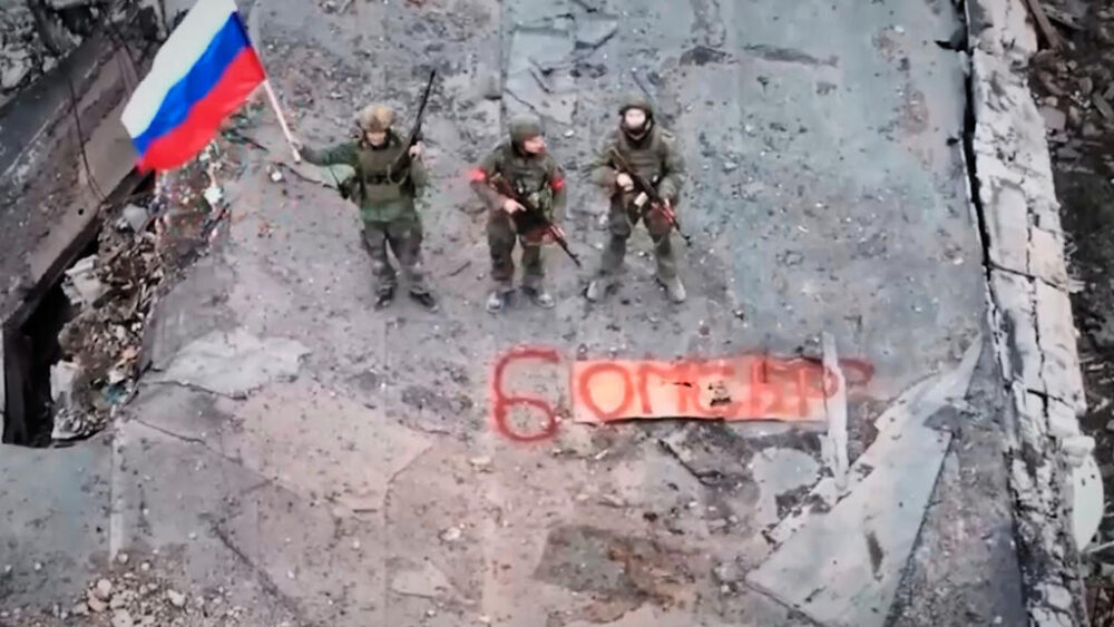 En esta imagen tomada de un video, facilitada por el Servicio de Prensa del Ministerio de Defensa ruso el 11 de diciembre de 2025, soldados rusos sostienen una bandera nacional en Siversk, en la región de Donetsk, Ucrania. El anuncio de la toma de la ciudad por parte de Rusia ha sido desmentido por el mando de las tropas ucranianas del frente oriental.