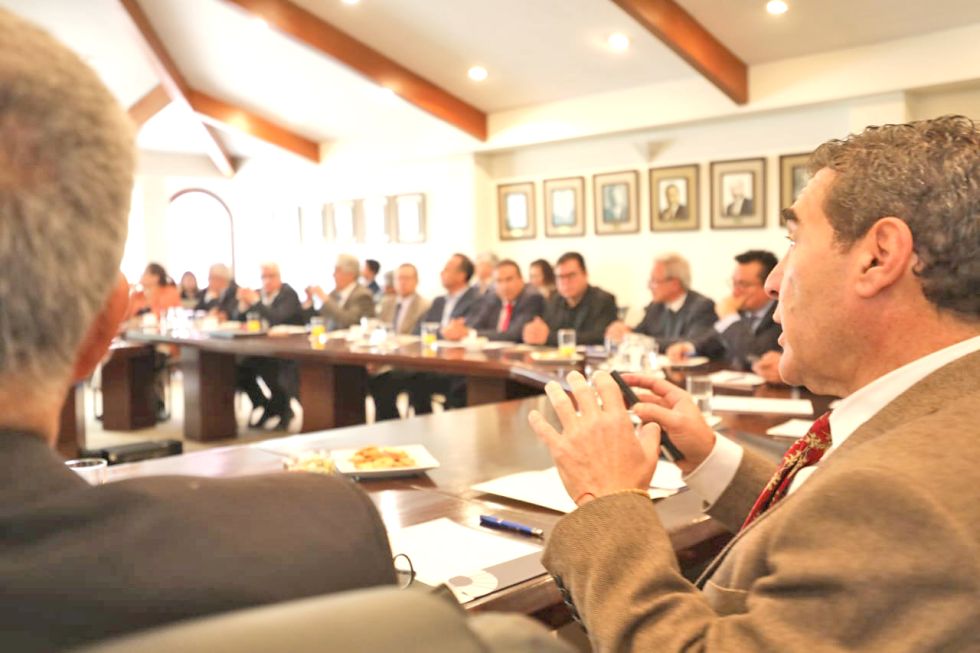 LA PAZ. El ministro Fernando Romero durante su reunión de este jueves con los empresarios privados.