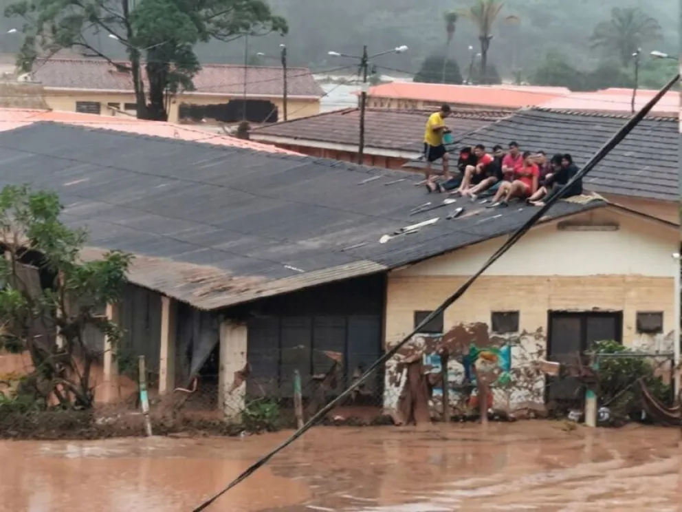 Pobladores de El Torno tuvieron que subir a los techos debido a la riada. Foto: RRSS