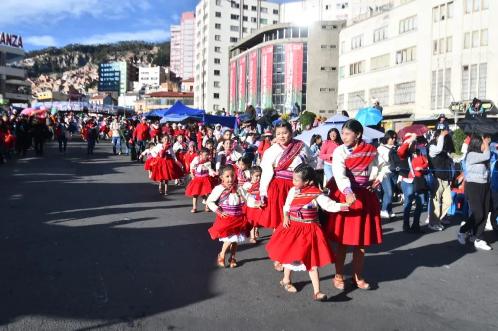 Agrupaciones que son parte del desfile navideño en la ciudad de La Paz. Foto: APG