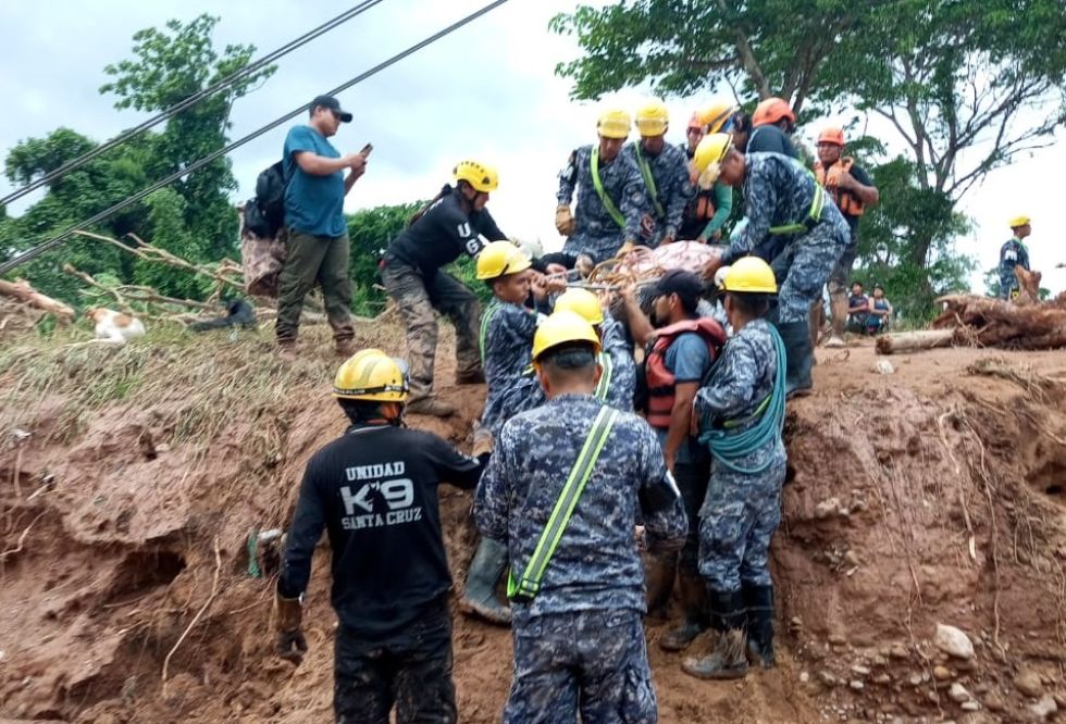 Las labores de rescate de efectivos militares en El Torno.