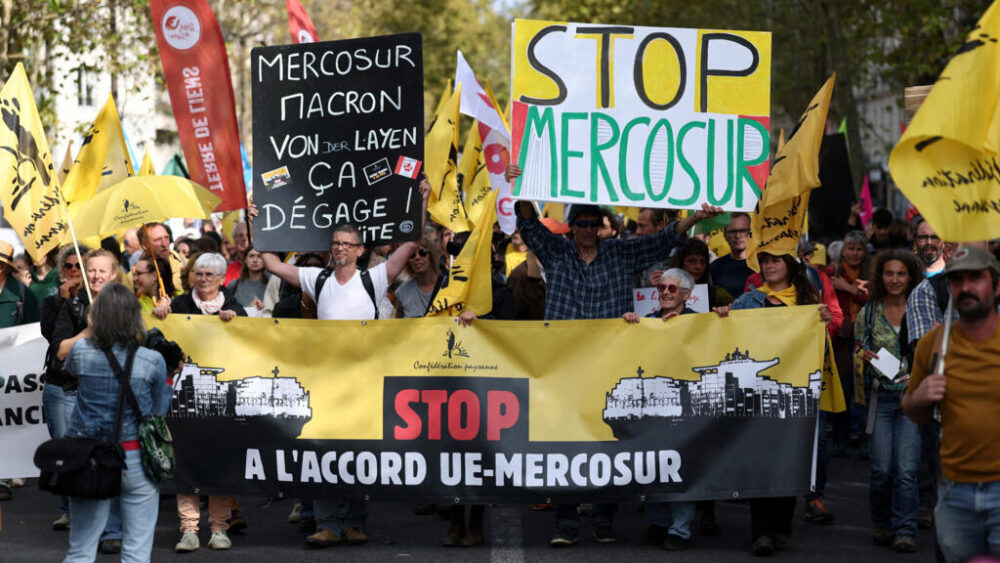 FOTO DE ARCHIVO: Personas asisten a una manifestación convocada por los agricultores franceses y la Confederación Campesina para protestar contra el acuerdo de libre comercio entre la Unión Europea y los países sudamericanos del Mercosur, en París, Francia, el 14 de octubre de 2025. REUTERS/Stephane Mahe/Foto de archivo