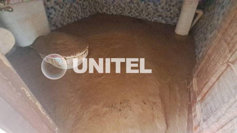 La tierra ingresó a distintos espacios de las viviendas y acumuló varios centímetros La tierra ingresó a distintos espacios de las viviendas y acumuló varios centímetros