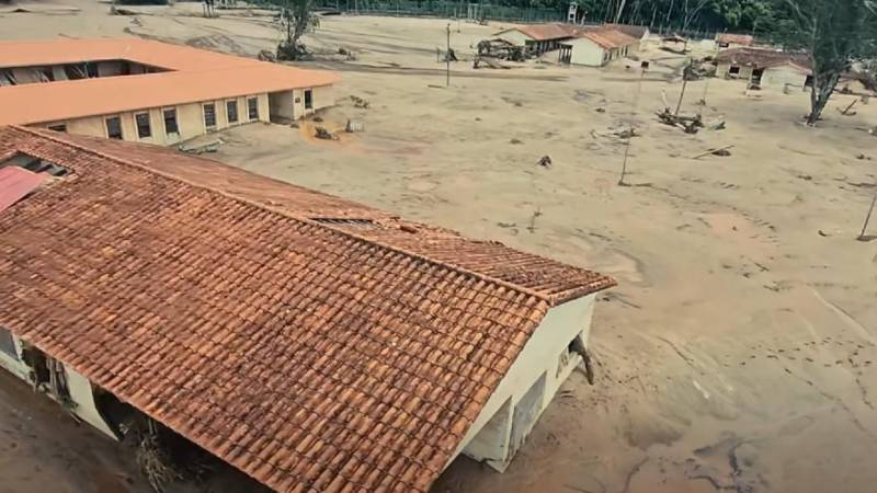 El lodo ingresó a las viviendas en varias comunidades El lodo ingresó a las viviendas en varias comunidades