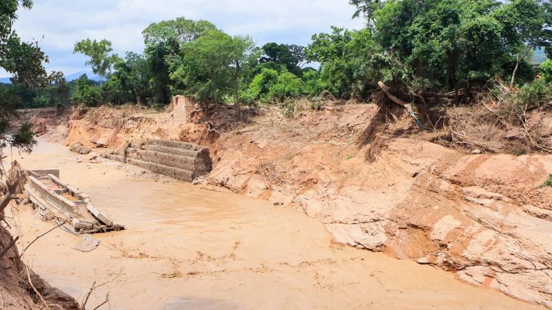 Los restos de un puente quedaron sobre el lecho del río Los restos de un puente quedaron sobre el lecho del río