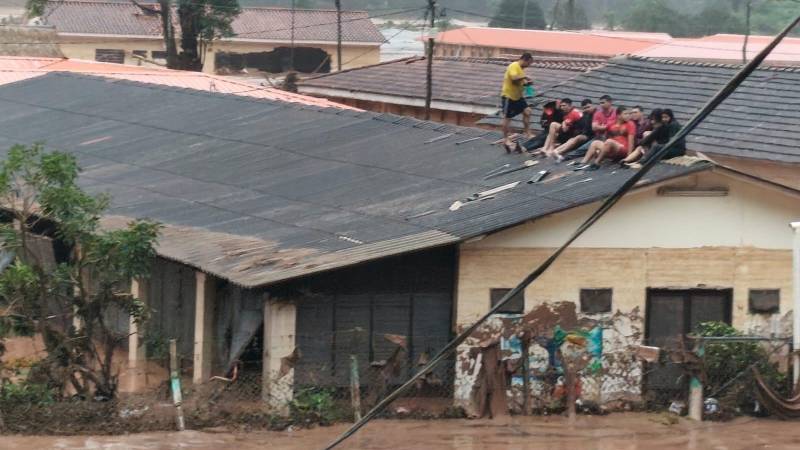 El centro de Cenvicruz también quedó cubierto de lodo y un grupo de personas subió al techo y otro fue evacuado El centro de Cenvicruz también quedó cubierto de lodo y un grupo de personas subió al techo y otro fue evacuado