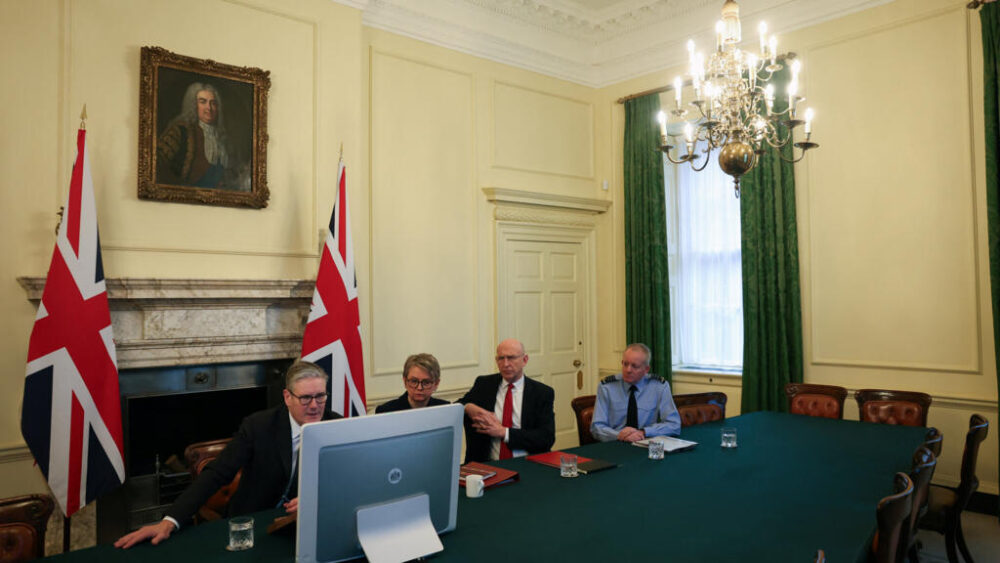 El primer ministro británico, Keir Starmer, sentado junto a la ministra de Asuntos Exteriores, Yvette Cooper, el ministro de Defensa, John Healey, y el jefe del Estado Mayor de la Defensa, Richard Knighton.