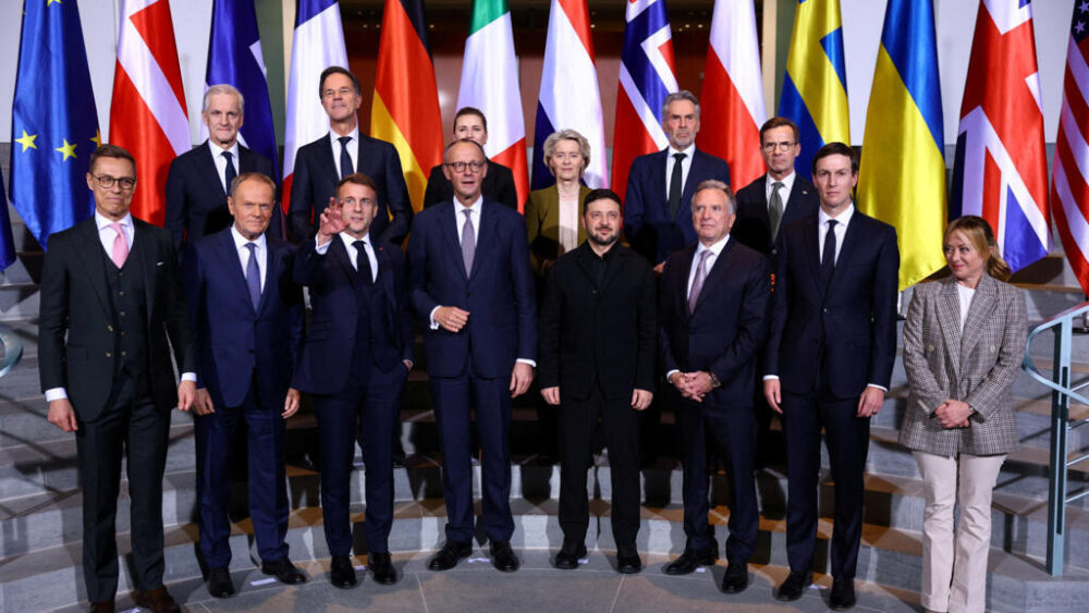 El presidente de Ucrania, Volodimir Zelenski, el yerno del presidente de Estados Unidos, Donald Trump, Jared Kushner, el enviado especial de Estados Unidos, Steve Witkoff, y el canciller alemán, Friedrich Merz, se reúnen para una foto familiar junto con el presidente francés, Emmanuel Macron, la presidenta de la Comisión Europea, Ursula von der Leyen, el secretario general de la OTAN, Mark Rutte, la primera ministra de Dinamarca, Mette Frederiksen, el presidente de Finlandia, Alexander Stubb, la primera ministra italiana, Giorgia Meloni; el primer ministro noruego, Jonas Gahr Store; el primer ministro polaco, Donald Tusk, y el primer ministro neerlandés, Dick Schoof, en la Cancillería de Berlín, Alemania, el 15 de diciembre de 2025.