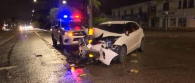 Conductor en presunto estado de ebriedad choca contra un poste y destruye la parte frontal del motorizado