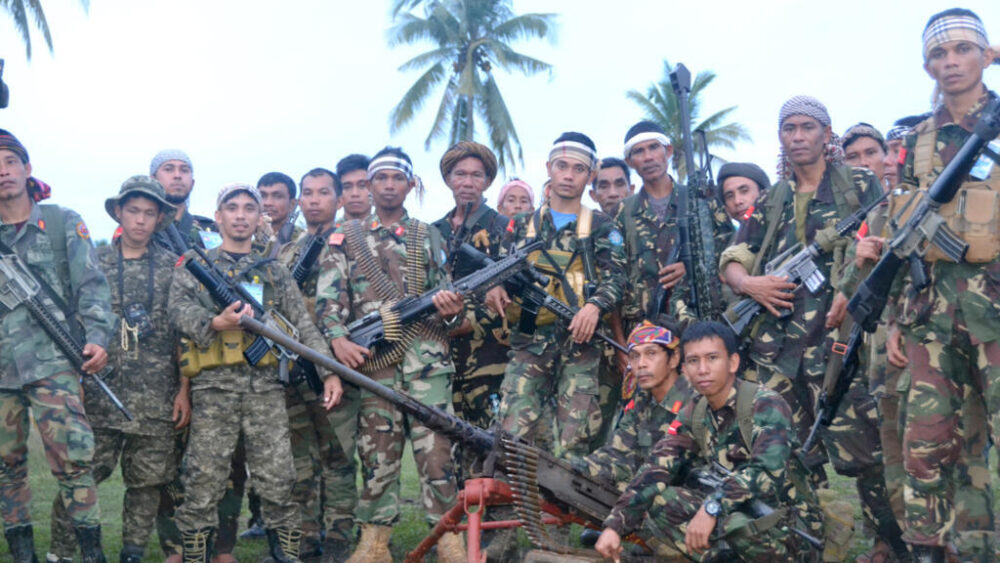 Foto de archivo. Esta foto, tomada el 29 de julio de 2016, muestra a cientos de rebeldes del Frente Moro de Liberación Nacional (MNLF) reunidos en un pueblo.