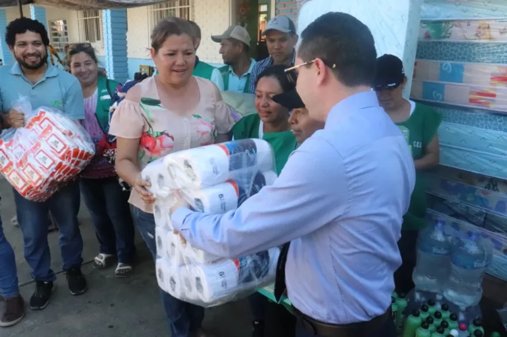 La ayuda consta de colchones, colchas, artículos de higiene personal e insumos básicos.