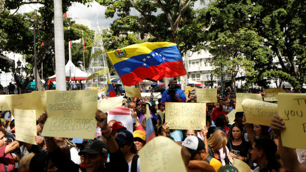 Partidarios del Gobierno participan en una protesta contra la orden del presidente estadounidense Donald Trump de bloquear los petroleros sancionados que entran y salen de Venezuela, en Caracas, Venezuela, el 17 de diciembre de 2025.
