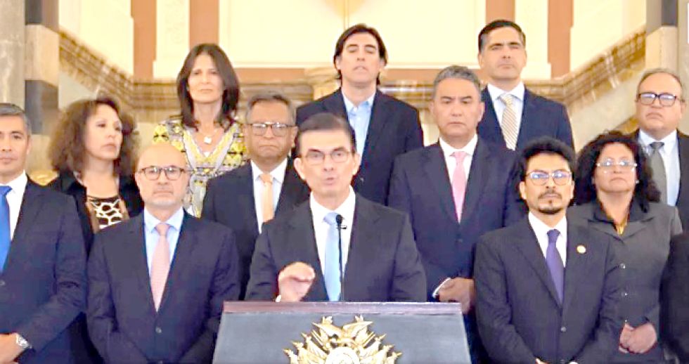 LA PAZ. El Presidente junto a sus ministros en el mensaje dirigido anoche a la nación.