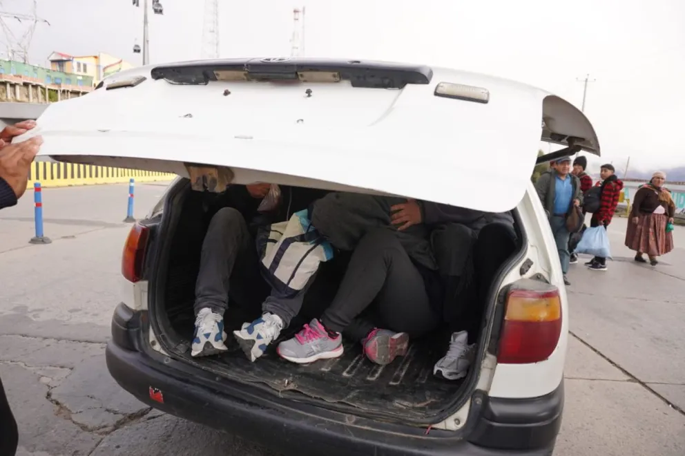 Personas en el maletero de una vagoneta en La Paz, este viernes. Foto: APG