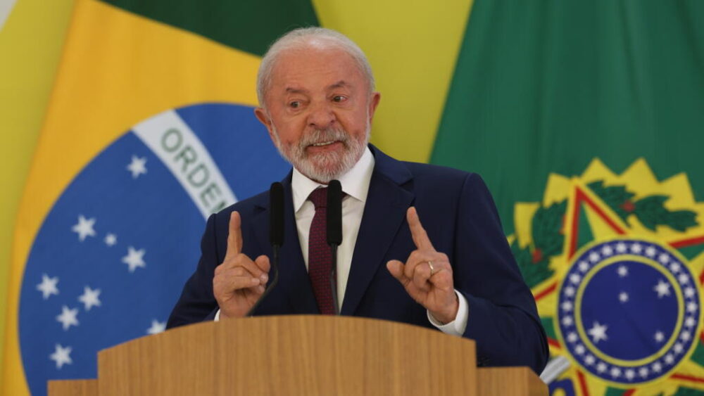 El presidente Luiz Inacio Lula da Silva habla durante un desayuno con los periodistsa acreditados en el palacio presidencial, el 18 de diciembre de 2025 en Brasilia