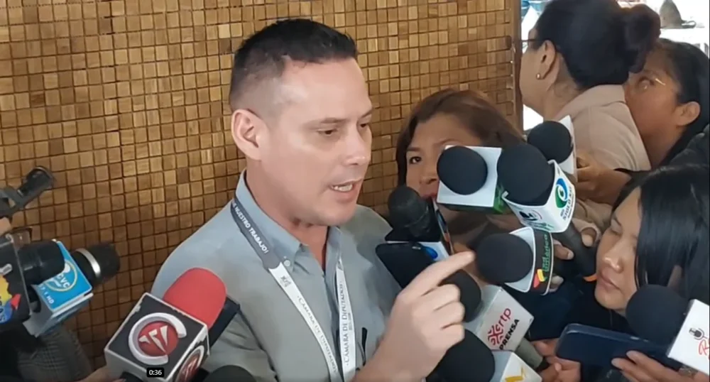 El diputado Rafael López es entrevistado por la prensa. (Foto: Captura: Información.com)