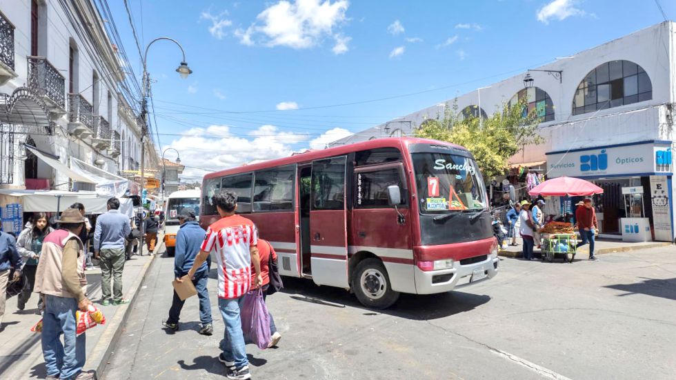 SERVICIO. Tras parar el jueves, los micros en la ciudad volvieron a operar el viernes.