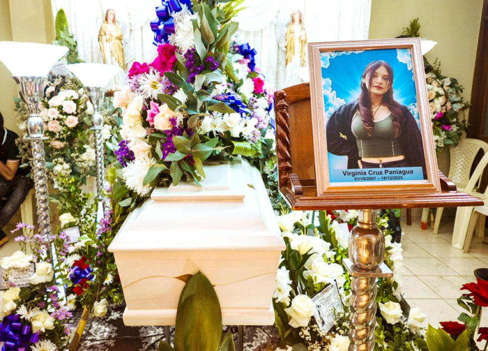 DOLOR. El velatorio de la joven Virginia Cruz Paniagua en la calle Nataniel Aguirre N° 122.
