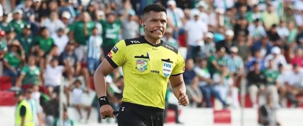 El juez chuquisaqueño fue agredido por una persona identificada como seguidor de San Juan FC. El juez chuquisaqueño fue agredido por una persona identificada como seguidor de San Juan FC.