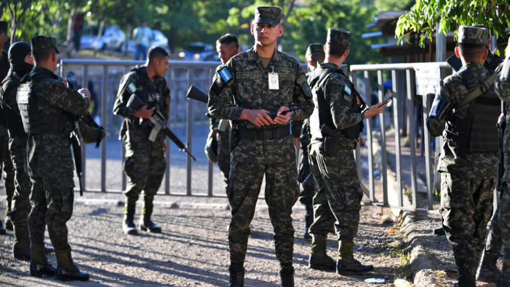 Soldados vigilan un centro que resguarda los votos de las elecciones de Honduras, en Tegucigalpa