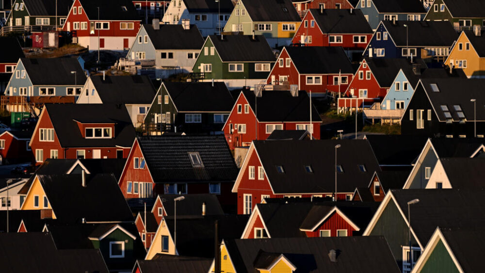 Esta foto de archivo muestra las tradicionales casas de Groenlandia, durante la puesta de sol en Nuuk, el 23 de septiembre de 2025