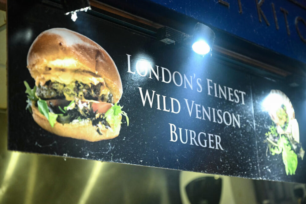 Un anuncio de hamburguesa de carne de ciervo en un mercado de Londres, el 18 de diciembre de 2025