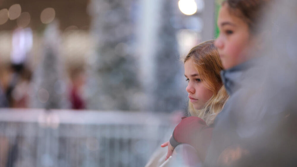 “La Navidad está ligada a un modelo familiar de los años 50, es decir, papá, mamá y dos o tres hijos. Todos son felices, tienen un árbol de Navidad y la vida es bella. Pero la vida real no es así: ¡la mitad de las familias están divorciadas!”, señala el psicoanalista Vincent Joly.