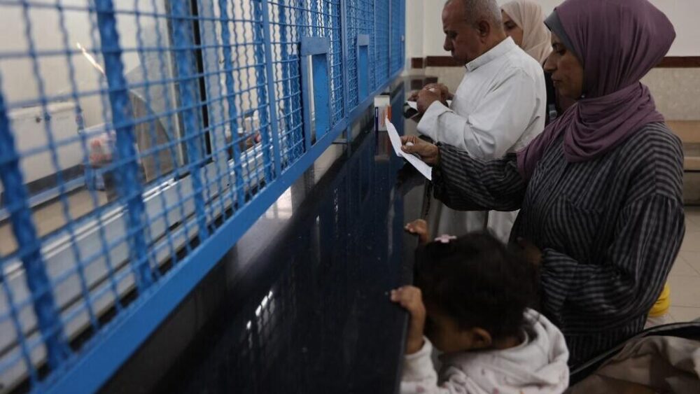 Palestinos esperando recibir sus medicamentos en la clínica gestionada por la UNRWA en el campo de refugiados de al-Shati el pasado 28 de abril de 2025.