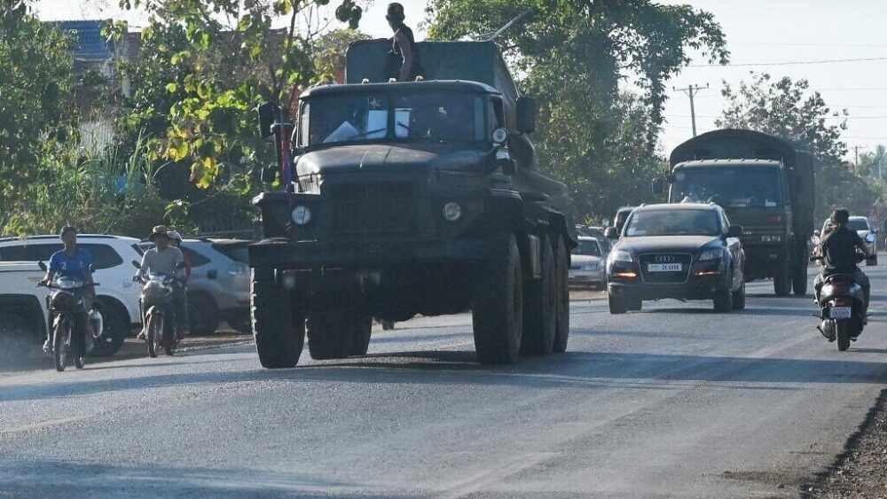 Un soldado se encuentra de pie sobre un lanzacohetes múltiple B-21 en una calle de la provincia de Siem Reap, el 12 de diciembre de 2025, durante los enfrentamientos fronterizos entre Camboya y Tailandia. (Imagen de ilustración)